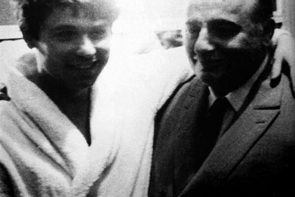 El artista con Bruno Coquatrix en el camerino tras el concierto.