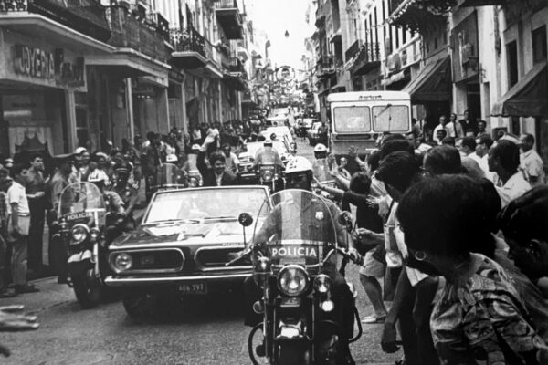 En una de las calles de San Juan, miles de personas saludan a Raphael a su llegada a Puerto Rico.