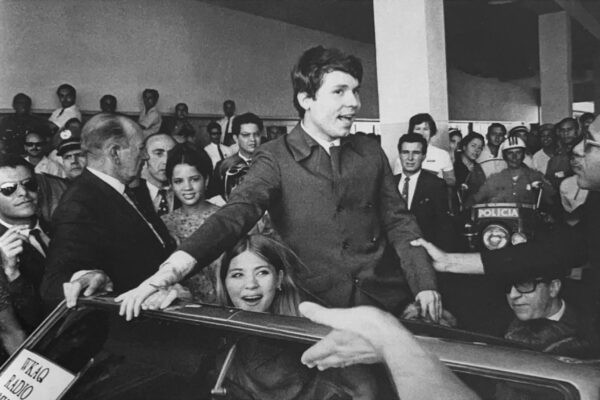 Raphael, junto a la reina del carnaval y Francisco Bermúdez, se sube al coche en el aeropuerto.