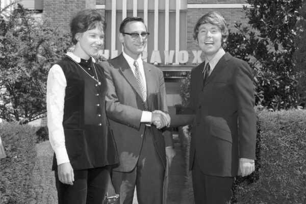 Raphael junto a Anatoli A. Krassikov y la esposa de Sergei Bogomolovtras, tras una reunión en la sede de Hispavox en Madrid, en 1970.