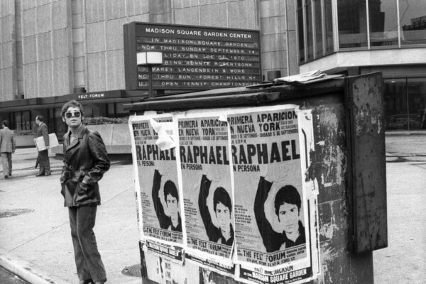 Raphael ante el Madison Square Garden y un cartel que anuncia su primer concierto en Nueva York, en 1969.