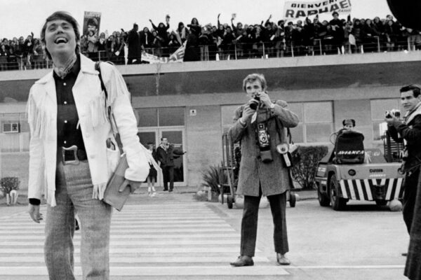 Raphael a su llegada al aeropuerto de Buenos Aires.