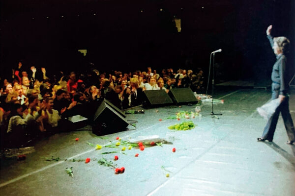 En 1997, tras una actuación, Raphael saluda al público entregado.