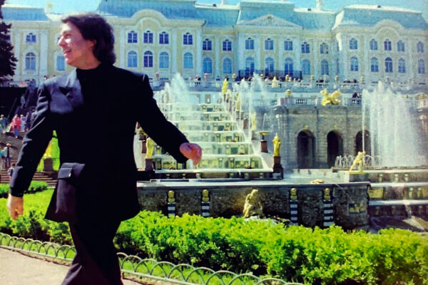 Paseando por los jardines del Palacio de Invierno de San Petersburgo.