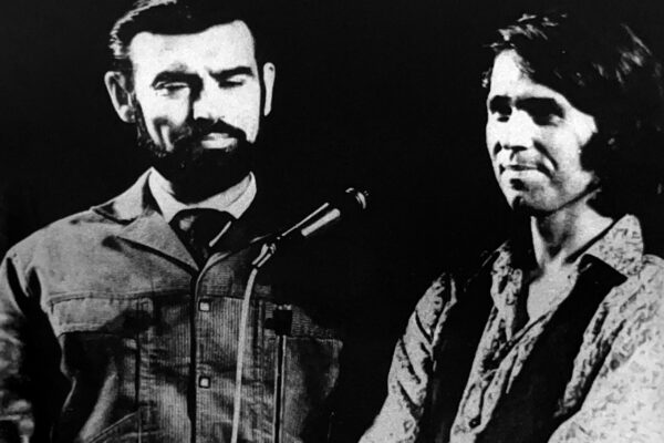 Con su intérprete, en el escenario, dedicándole unas palabras al público soviético.