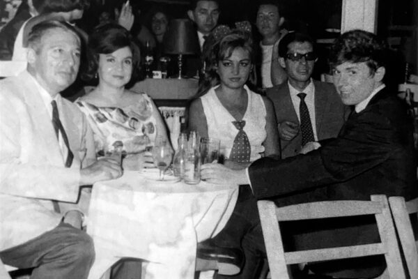 Raphael y Paco Gordillo cenando con unos amigos.