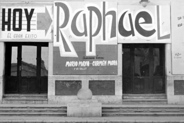 Fachada del teatro Cervantes de Málaga anunciando a Raphael en 'Festival en color'.
