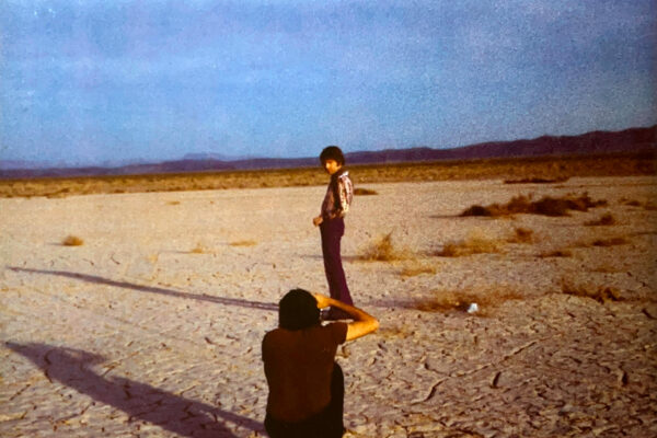El cantante durante una sesión de fotos en el desierto de Las Vegas.
