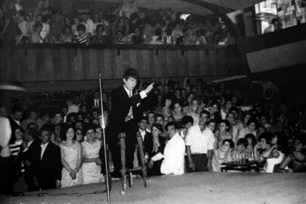 Uno de esos conciertos en los que la gente, aún, no se sentaba del todo a escuchar.