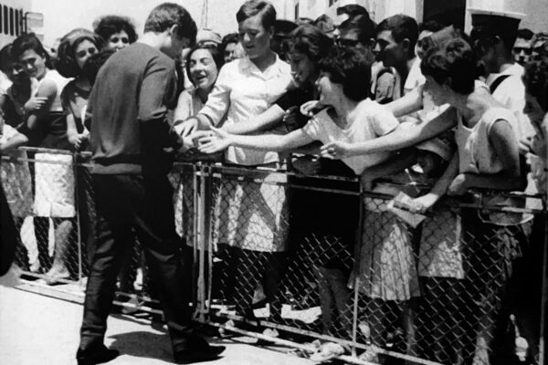 Un joven Raphael firmando autógrafos.