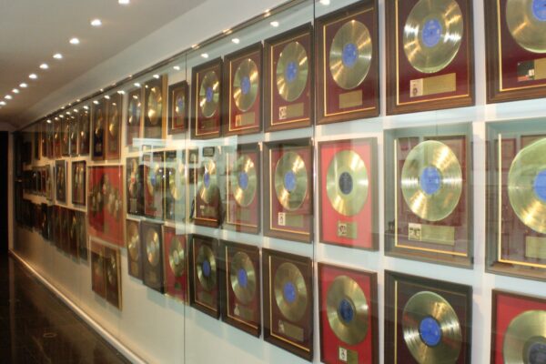 En la zona de premios, los discos de oro y platino.