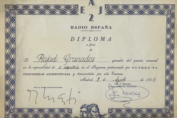 Uno de los diplomas de los concursos de radio, usando el apodo de Rafael Granados.