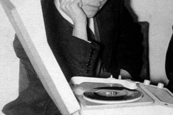 Raphael escuchando una de sus primeras grabaciones.