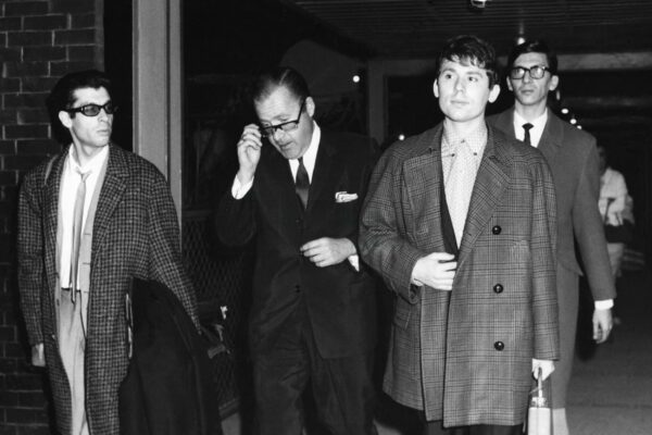 Raphael a su llegada al aeropuerto de Ciudad de México, acompañado por Paco Gordillo, el director de Gamma, Carlos Camacho, y Manuel Alejandro, para el rodaje en Acapulco de la película 'El Golfo'.