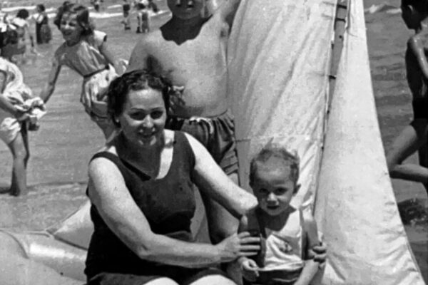 En 1954, un Rafael de 11 años con su madre y su hermano pequeño en Alicante.