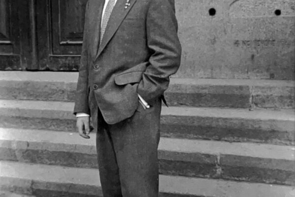 Rafael, el 3 de marzo de 1957, con trece años, estrenando su primer traje de pantalón largo.