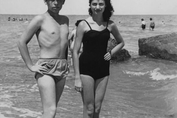 Con unos 14 años en la playa con una amiga. Poco antes del desastre económico.