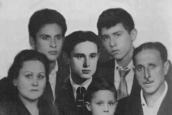 Una foto de la familia del futuro cantante.
