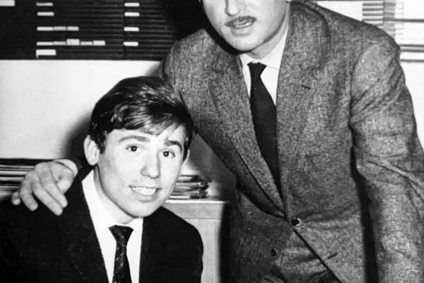 Raphael, junto a Eddie Barclay, durante la firma del contrato en París.