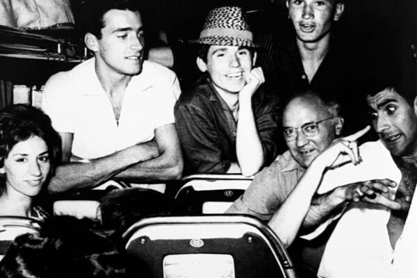 Raphael, con otros participantes, en el autobús camino de Benidorm. A su derecha, Alfonso. A su izquierda, Juan José.