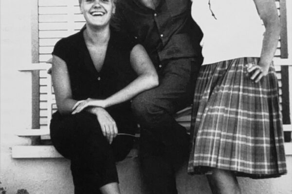 Raphael, ya en Benidorm, con Adriángela (sentada) y Margarita Cantero.