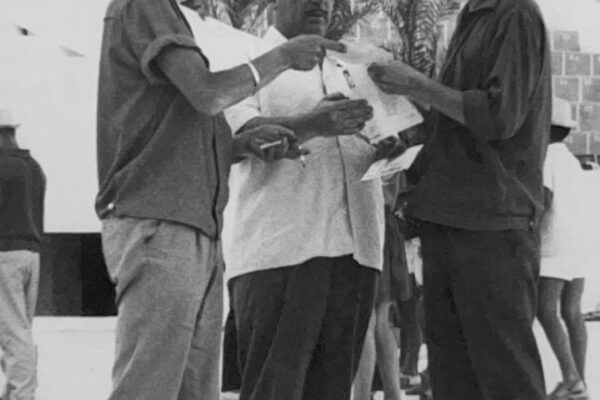 Paco Gordillo, a la izquierda, y Raphael, a la derecha, durante uno de los ensayoso en la Plaza de Toros de Benidorm.