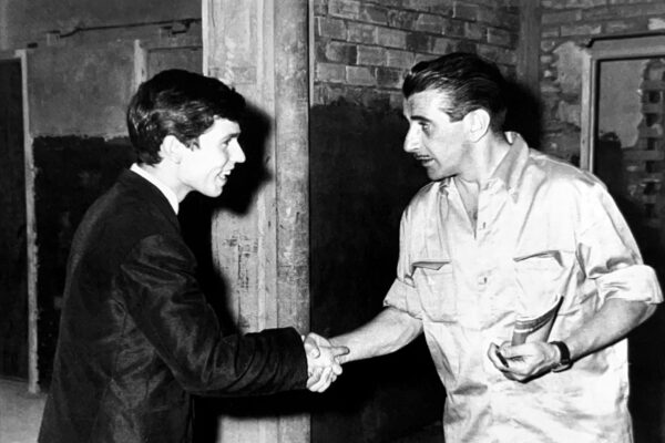 Raphael junto a uno de los miembros de la organización.