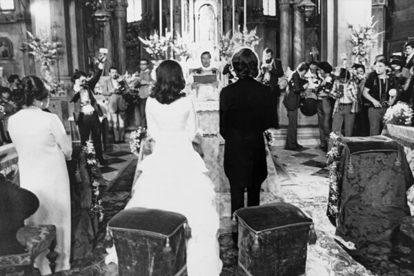 Natalia y Raphael frente al padre José Cenobio, antes de darse el "sí, quiero".