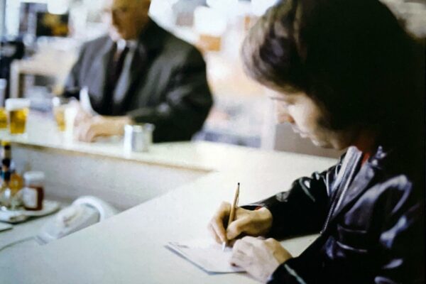Raphael, escribiendo una postal en el aeropuerto de Amsterdam.
