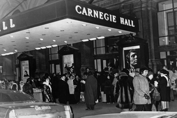 Fachada del Carnegie Hall. A la izquierda, cartel de Montserrat Caballé. A la derecha, el de Raphael.