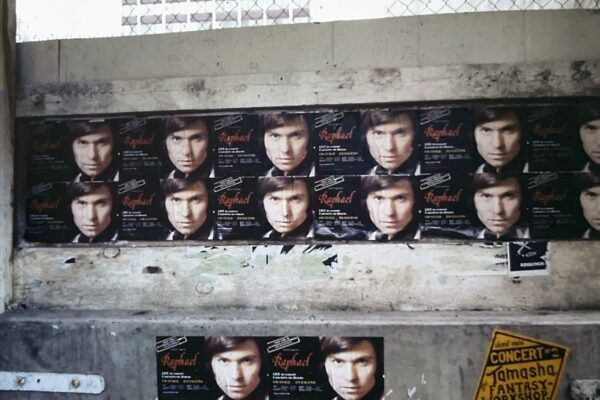 Carteles anunciando los conciertos de Raphael en  una calle de Sydney, Australia.