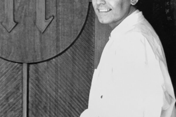 Raphael junto a la puerta de su casa de Key Biscayne. La 'N' en la puerta es de Nixon.