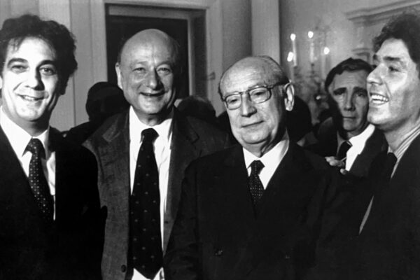 En Nueva York junto a Plácido Domingo, el alcalde de la ciudad, Ed Koch, y el alcalde de Madrid, Enrique Tierno Galván.