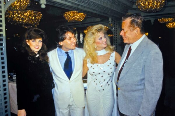 Morgan Brittany, Raphael, Morgan Fairchild y Glenn Ford.