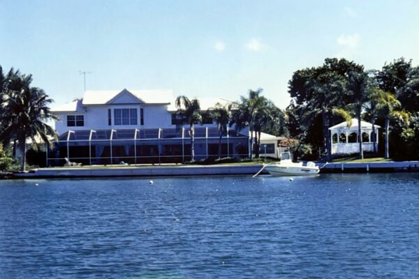 La casa de Raphael en Key Biscayne. Anclada, la lancha 'Escándalo'.