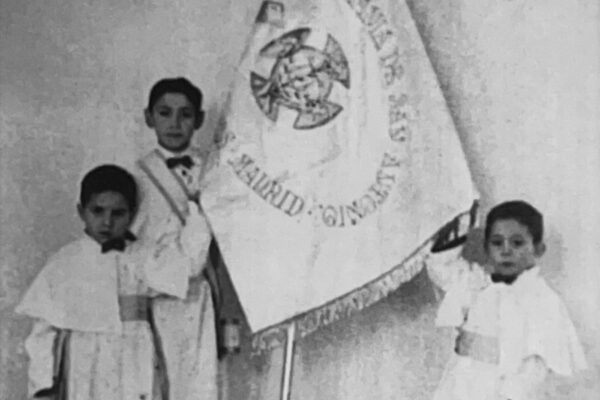 14 de diciembre de 1948. Rafael, a la derecha y con cinco años, muestra la recién estrenada bandera de la Escolanía.