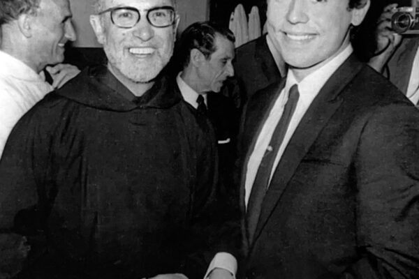 Raphael, muchos años después, junto al Padre Esteban.