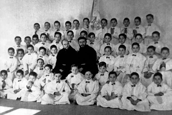 Rafael, en la segunda fila, a la derecha, junto a sus compañeros de la Escolanía. En el centro, el Padre Esteban (izq.) y el Padre Eduardo.