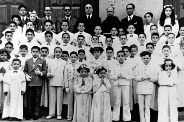 La escolanía acompañando a unos niños de Primera Comunión. En primera fila, a la izquierda, Rafael.