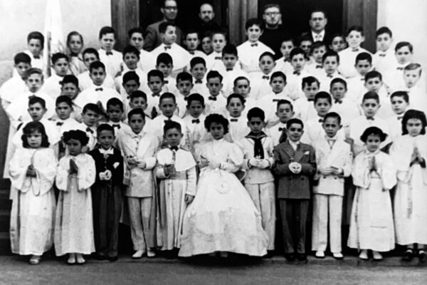 Rafael (primera fila, quinto por la izquierda) a los siete años, el día de su Primera Comunión junto a otros compañeros del colegio.