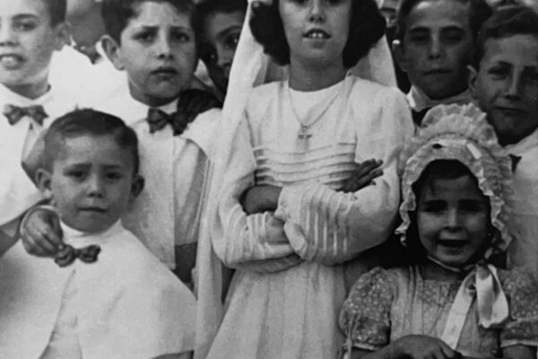 Rafael, abajo a la izquierda, y parte de la Escolanía junto a Casilda (hija de los duques de Medinaceli) el día de su Primera Comunión.
