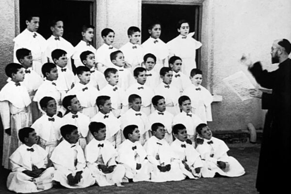 La escolanía con el Padre Esteban durante un ensayo. Rafael, en la fila de abajo, es el segundo por la derecha.