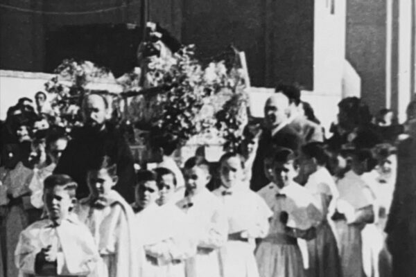 Rafael (primero en la fila de la derecha) y la Escolanía en la procesión de María Auxiliadora en el distrito de Tetuán.