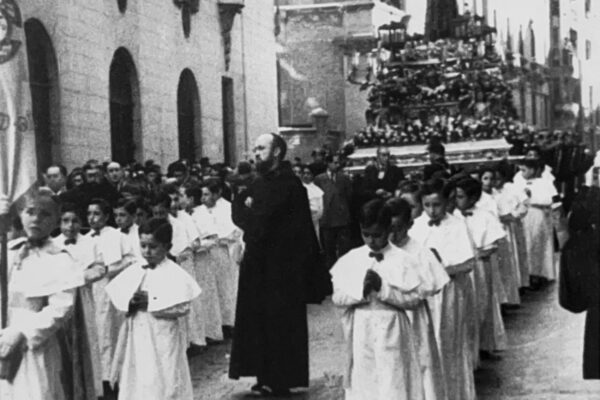 Rafael, delante del Padre Esteban, en una procesión del Cristo de Medinaceli.