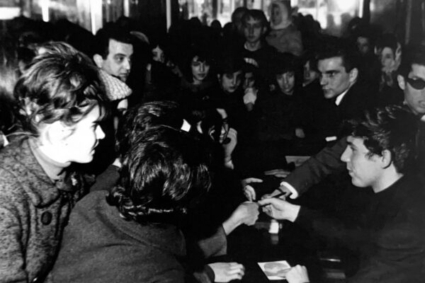 Firma de autógrafos de Raphael. A la derecha, Paco Gordillo.