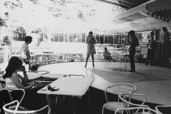 Raphael ensayando en la ya desaparecida sala de fiestas Pavillón, en el parque del Retiro. A la izquierda, Paco Gordillo. En medio, Juana Biarnés.