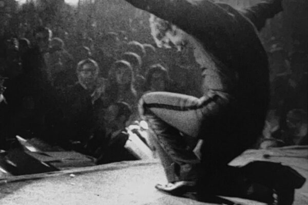 El cantante saluda, de rodillas, durante un concierto.