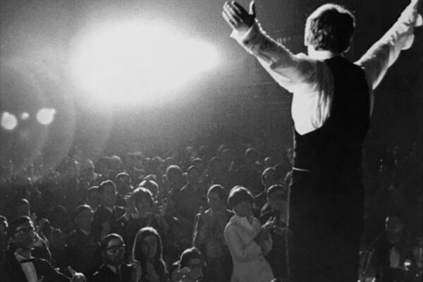 El cantante ante el público.