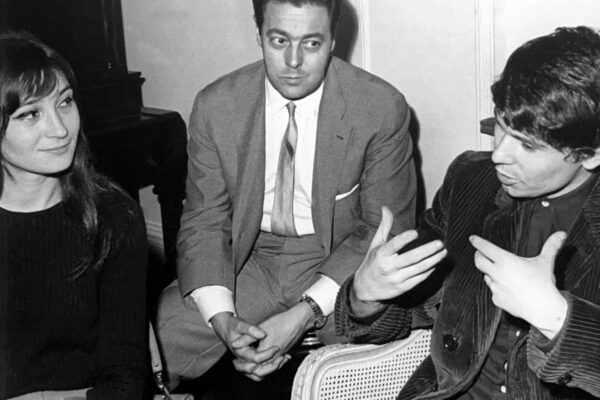 Raphael junto a su secretaria, Dominique, y Javier Mir en Portugal.