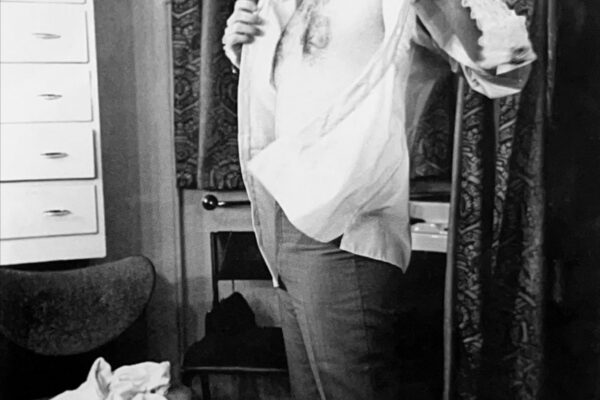 Raphael cambiándose de ropa en su camerino londinense.
